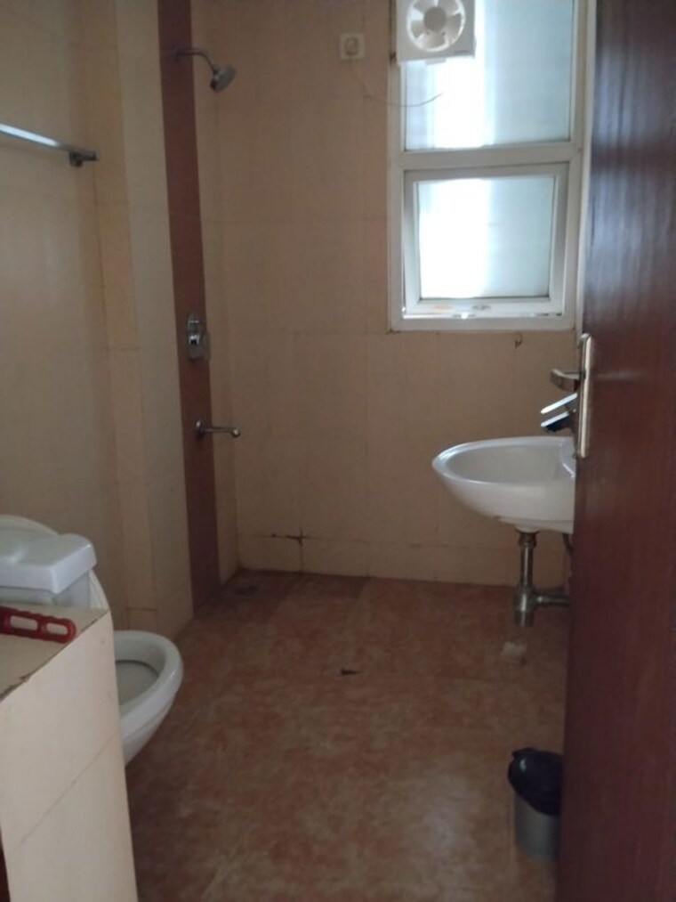 Bathroom, imperia-esfera 2.5 Bedroom 1580 Sq.Ft. Apartment In Sector 37c Gurgaon 10658310