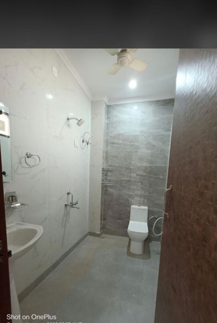 Bathroom, sector 46 1.5 Bedroom 900 Sq.Ft. Builder Floor In Sector 46 Gurgaon 10650215