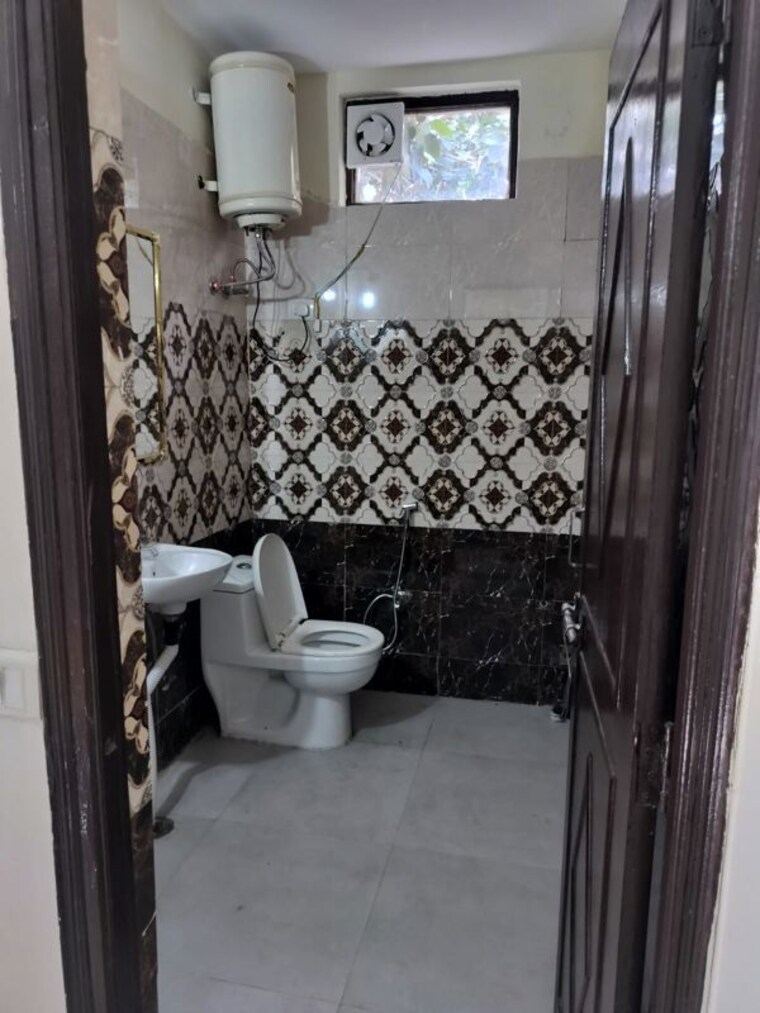 Bathroom, sector 57 1 Bedroom 1100 Sq.Ft. Builder Floor In Sector 57 Gurgaon 10670329
