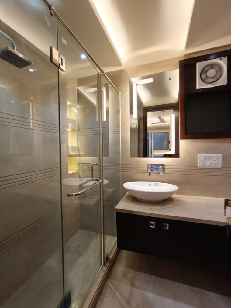 Bathroom, east of kailash 4 Bedroom 400 Sq.Yd. Builder Floor In East Of Kailash Delhi 10670330