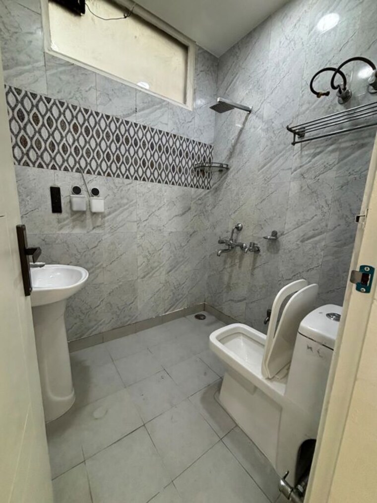 Bathroom, green fields colony 3 Bedroom 350 Sq.Yd. Builder Floor In Green Fields Colony Faridabad 10670359