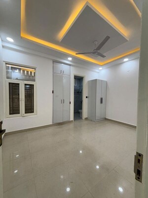 Room in 3 BHK Builder Floor at Green Fields Colony – for Rent