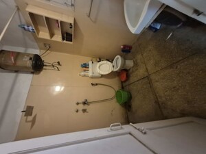 Washroom in 1.5 BHK Apartment at Mayur Vihar – for Rent