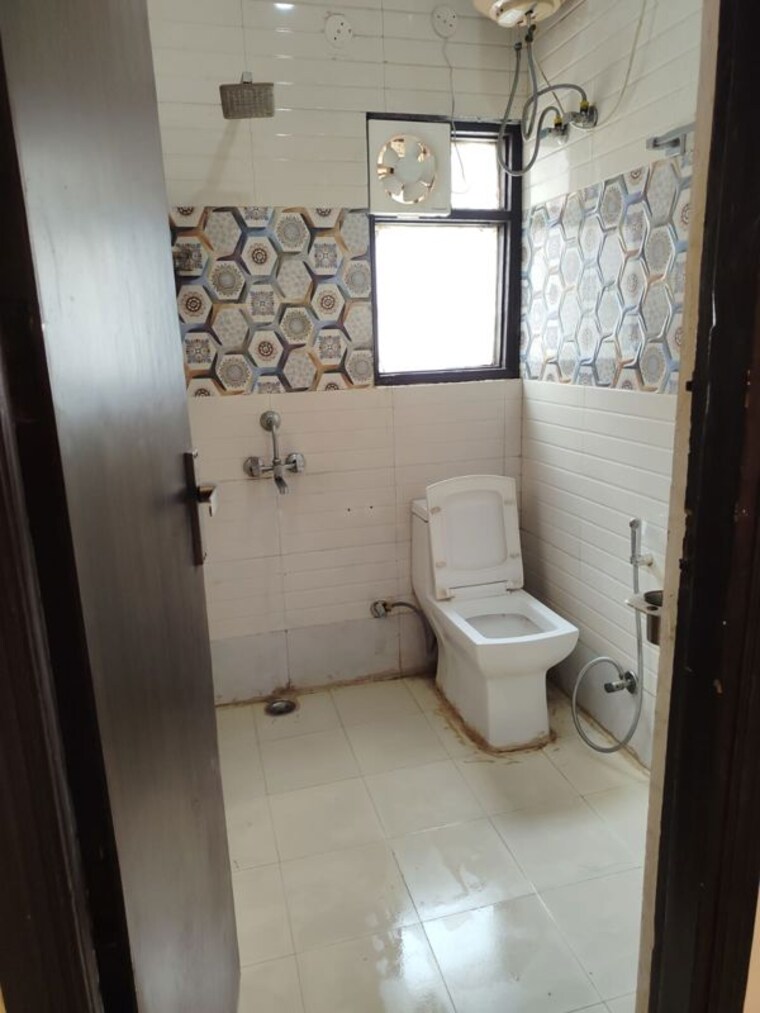 Bathroom, dlf phase i 3 Bedroom 502 Sq.Yd. Builder Floor In Dlf Phase I Gurgaon 10670430