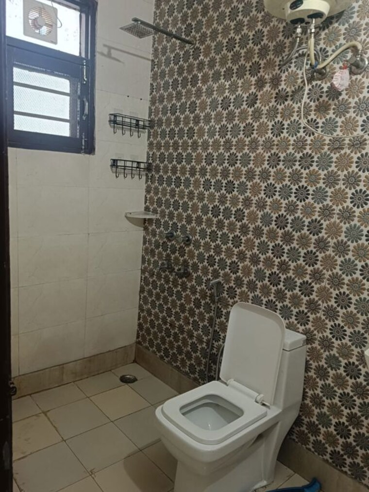 Bathroom, dlf phase i 3 Bedroom 502 Sq.Yd. Builder Floor In Dlf Phase I Gurgaon 10670430