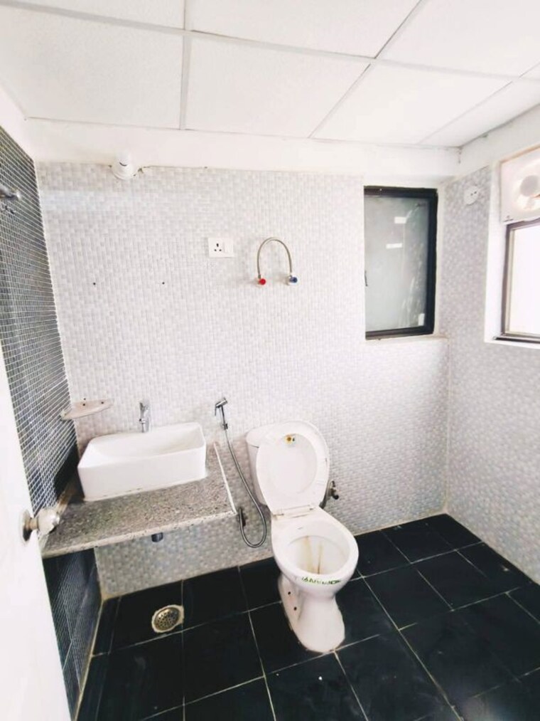 Bathroom, amrapali-tropical-garden 3 Bedroom 1185 Sq.Ft. Apartment In Tech Zone 4 Greater Noida Greater Noida 10670452