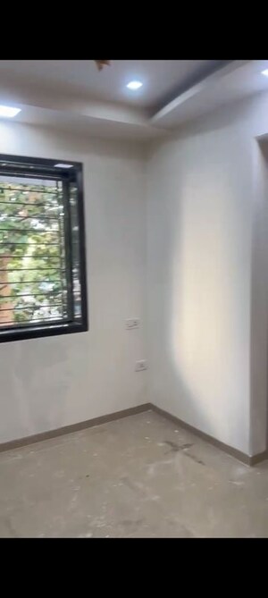 Room in 2 BHK Apartment at Santacruz East – for Rent