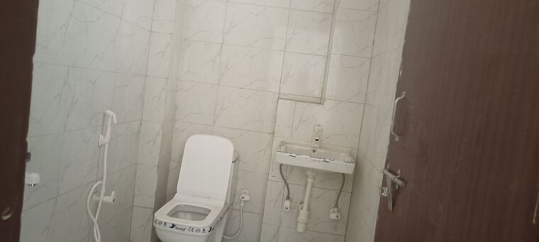 Bathroom, sector 50 3 Bedroom 250 Sq.Mt. Villa In Sector 50 Noida 10670474