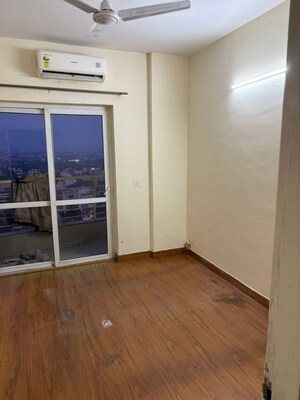 Room in 3.5 BHK Apartment at BPTP The Resort, Sector 75 – for Sale