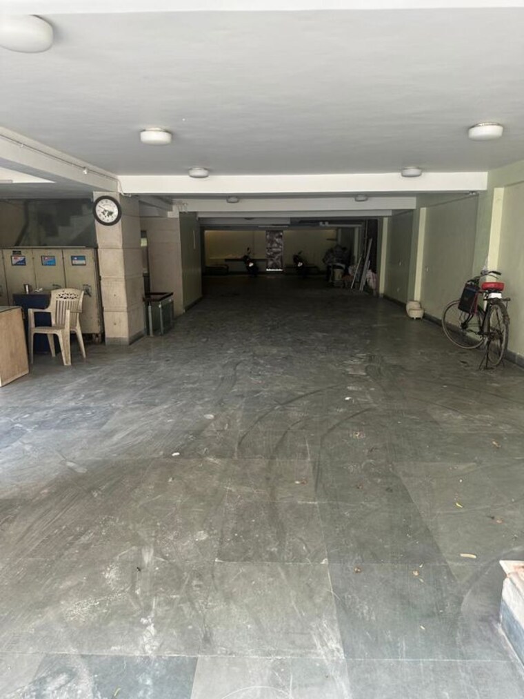  Parking, greater kailash i 3 Bedroom 2000 Sq.Ft. Builder Floor In Greater Kailash I Delhi 10670564