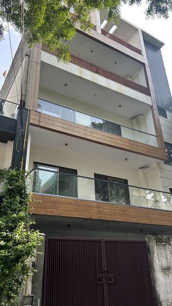 6 BHK +  162 Sq.Mt. Independent House in RWA Apartments Sector 40