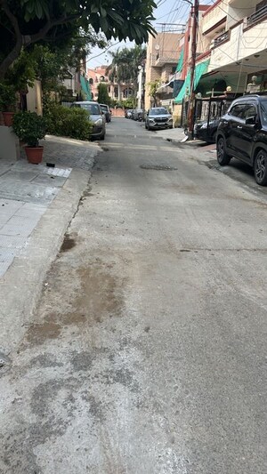 Parking in 6 BHK Independent House at RWA Apartments Sector 40, Sector 40 – for Sale