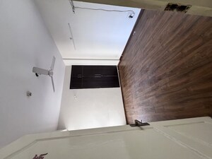 Room in 3 BHK Apartment at Gomti Nagar – for Sale