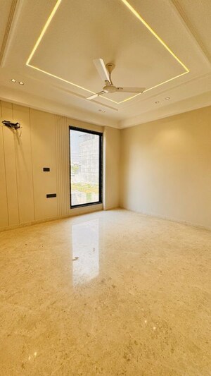 Room in 3 BHK Builder Floor at Sector 22 – for Rent