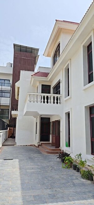 5 BHK Villa – Exterior View View at Eros Rosewood City, Sector 49 - for Rent