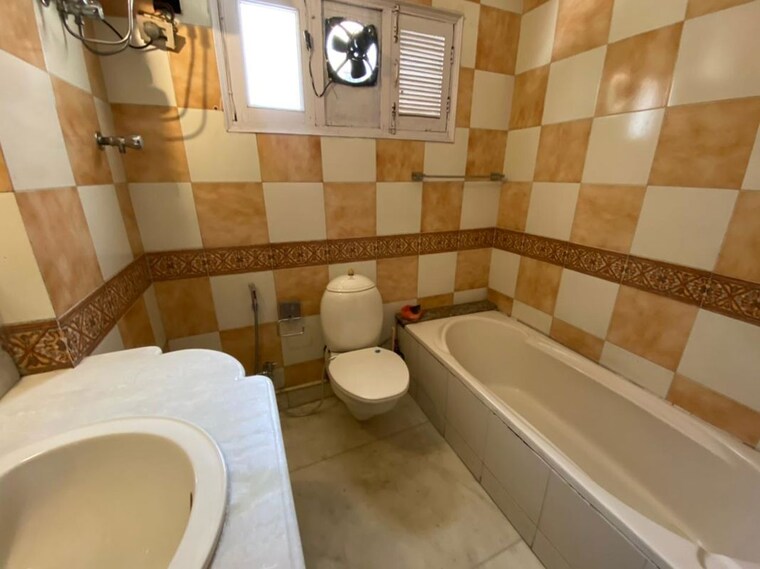 Washroom, greater kailash i 3 Bedroom 2000 Sq.Ft. Builder Floor In Greater Kailash I Delhi 10670762