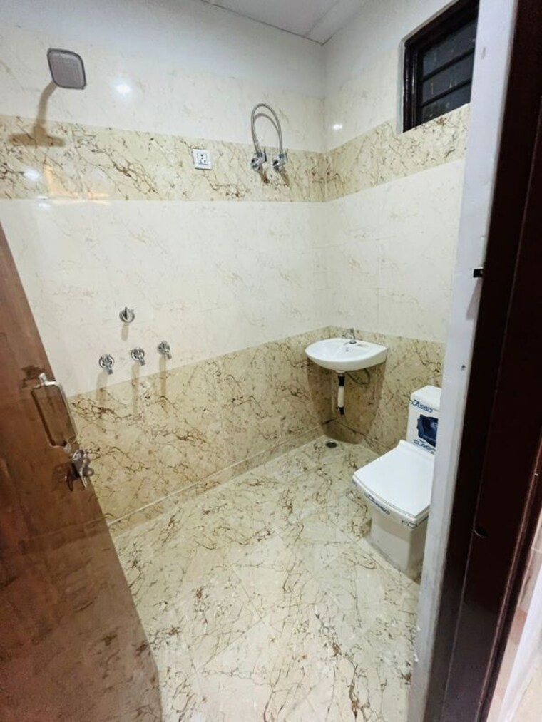 Bathroom, raj nagar raj kunj 6+ Bedroom 167 Sq.Yd. Independent House In Raj Nagar Raj Kunj Ghaziabad 10670829