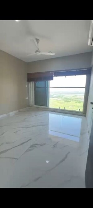 Room in 3 BHK Apartment at RNA NG Eclat, Andheri West – for Rent