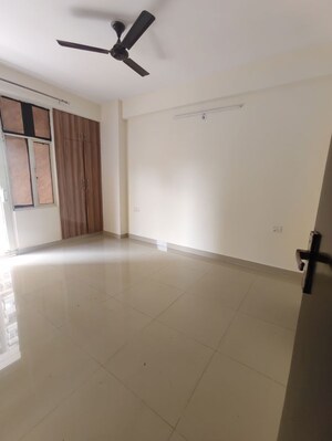 Room in 3 BHK Apartment at Proview Officer City 2, Raj Nagar Extension – for Rent