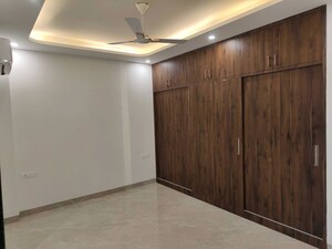 Room in 3 BHK Builder Floor at Sector 21 – for Rent