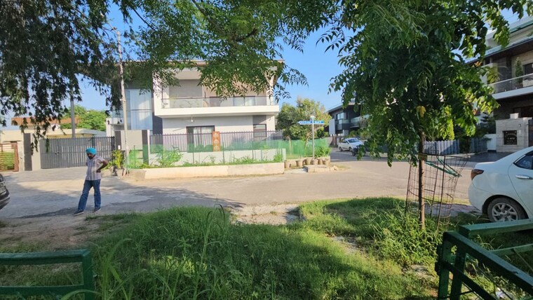 Garden, bhabat 6 Bedroom 300 Sq.Yd. Independent House In Bhabat Zirakpur 10671098