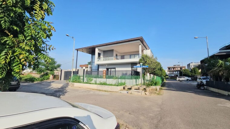  Parking, bhabat 6 Bedroom 300 Sq.Yd. Independent House In Bhabat Zirakpur 10671098