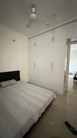 Room in 2 BHK Apartment at Gaur City 7th Avenue, Sector 4 Greater Noida – for Rent