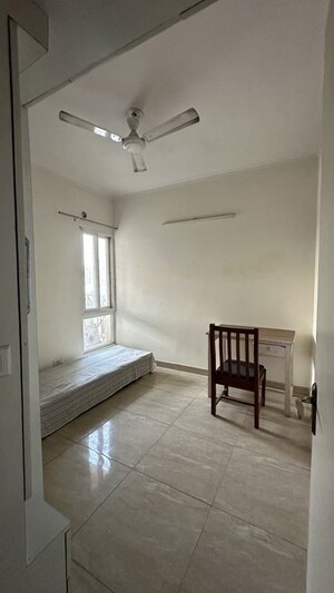 Room in 2 BHK Apartment at Gaur City 7th Avenue, Sector 4 Greater Noida – for Rent