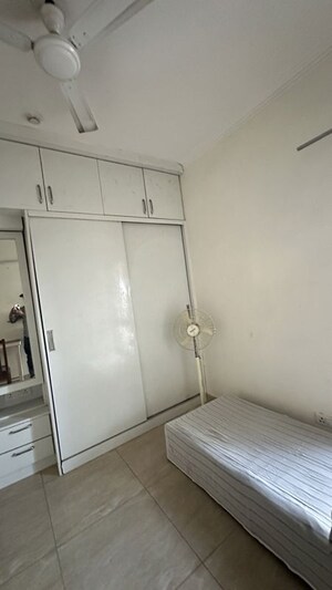 Room in 2 BHK Apartment at Gaur City 7th Avenue, Sector 4 Greater Noida – for Rent