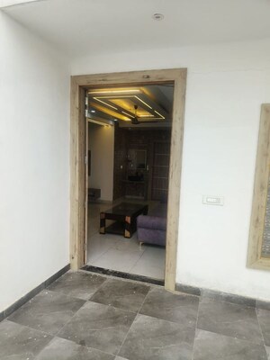 Room in 4 BHK Builder Floor at Milton Tower, Vip Road – for Rent
