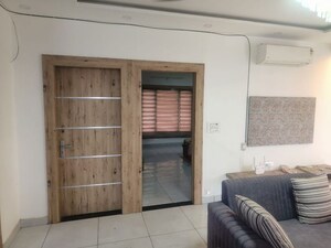 Room in 4 BHK Builder Floor at Milton Tower, Vip Road – for Rent