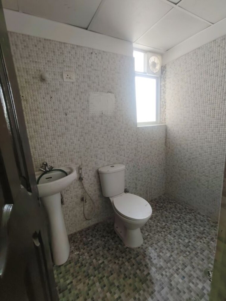 Bathroom, proview-officer-city 2 Bedroom 980 Sq.Ft. Apartment In Raj Nagar Extension Ghaziabad 10671172