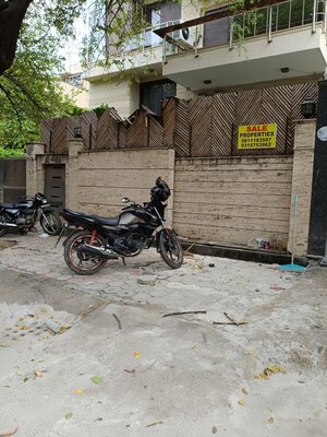 Parking in 6 BHK Independent House at New Friends Colony – for Sale