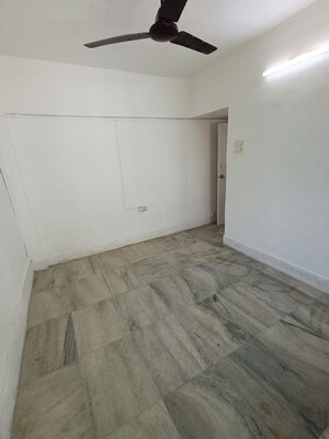 Room in 2 BHK Apartment at Chanchal Kalyan Complex, Yari Road – for Rent