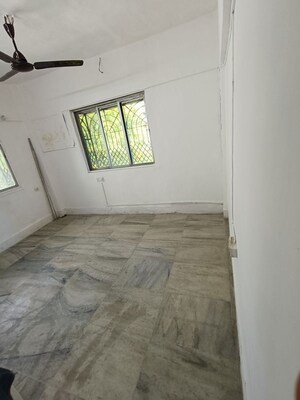 Room in 2 BHK Apartment at Chanchal Kalyan Complex, Yari Road – for Rent