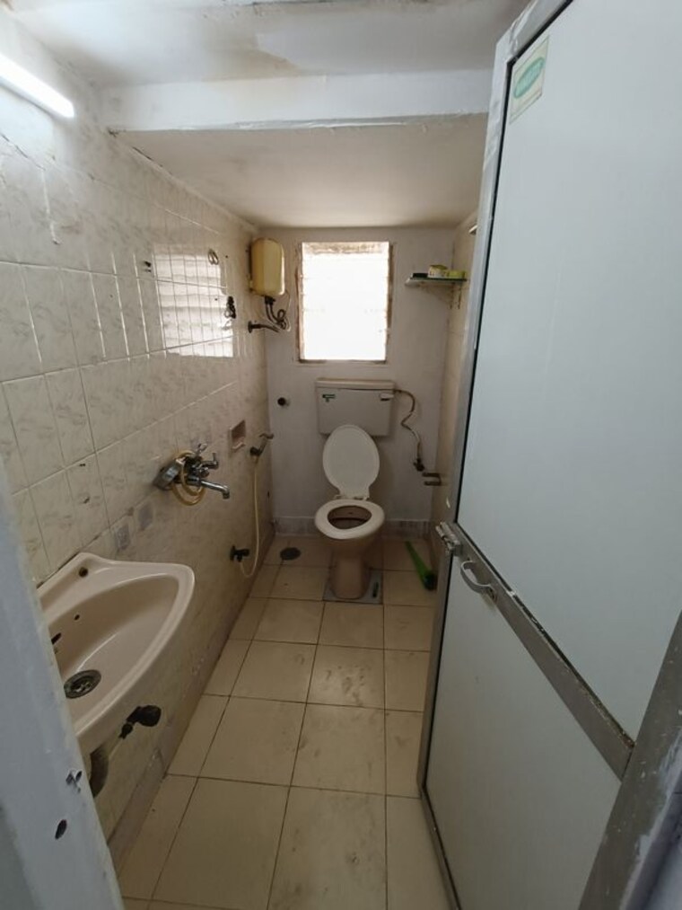 Bathroom, chanchal-kalyan-complex 2 Bedroom 900 Sq.Ft. Apartment In Yari Road Mumbai 10671299