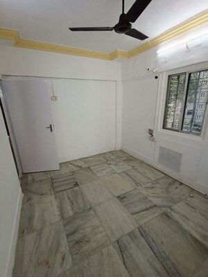 Room in 2 BHK Apartment at Chanchal Kalyan Complex, Yari Road – for Rent