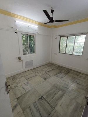 Room in 2 BHK Apartment at Chanchal Kalyan Complex, Yari Road – for Rent