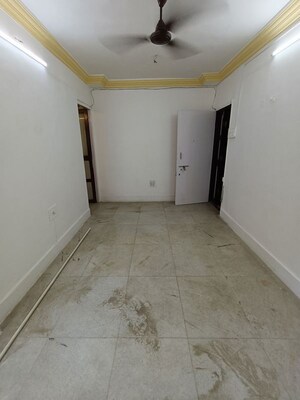 Room in 2 BHK Apartment at Chanchal Kalyan Complex, Yari Road – for Rent