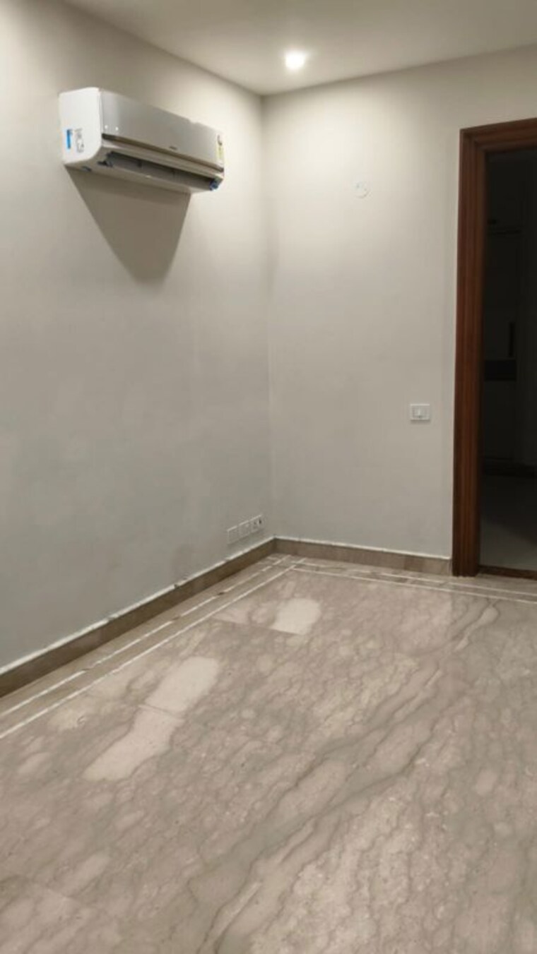 Room, neeti bagh 3 Bedroom 325 Sq.Yd. Builder Floor In Neeti Bagh Delhi 10671210
