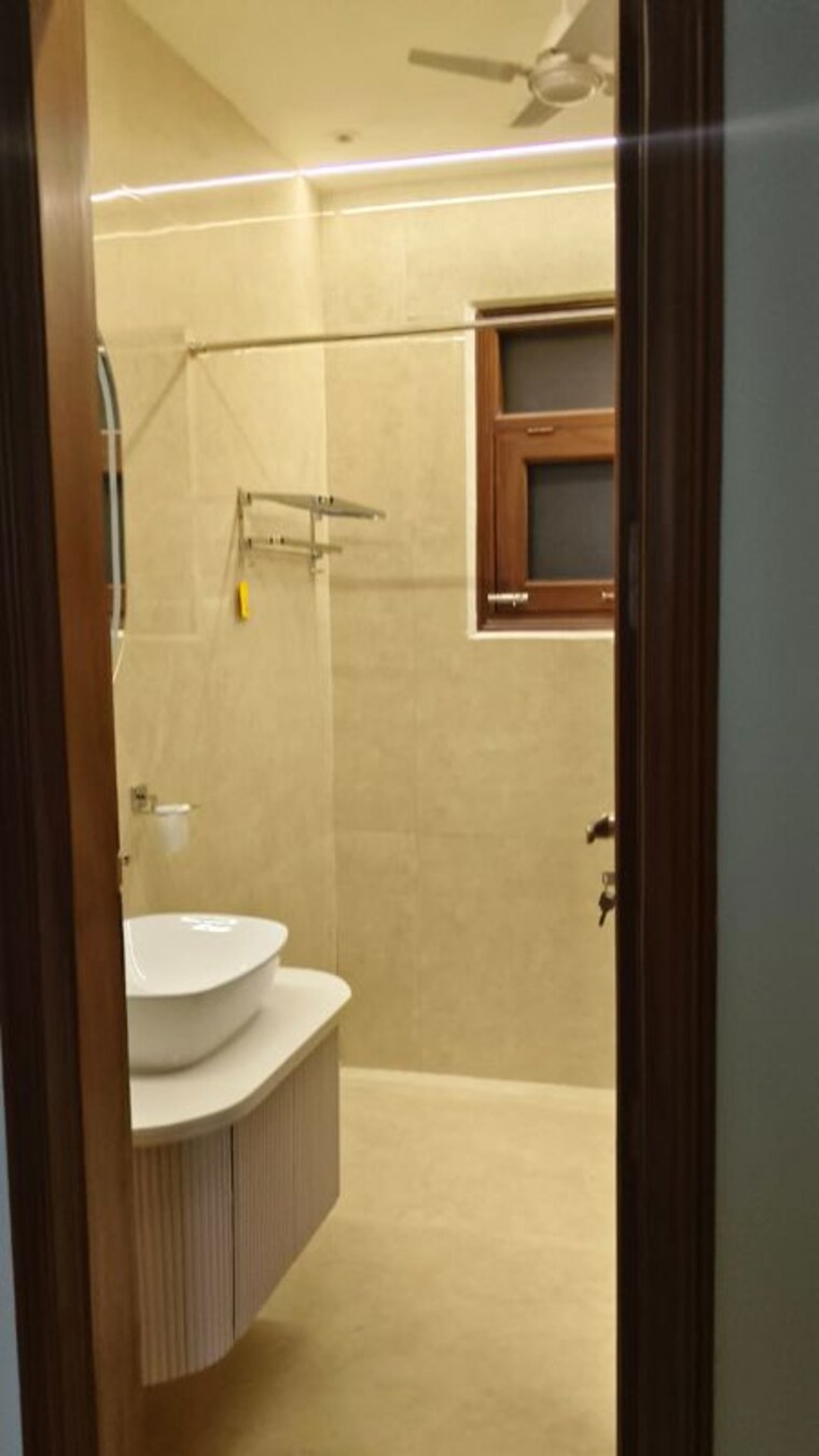 Bathroom, neeti bagh 3 Bedroom 325 Sq.Yd. Builder Floor In Neeti Bagh Delhi 10671210