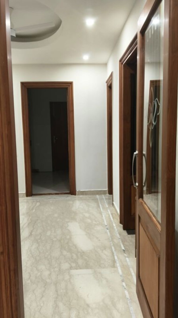 Room, neeti bagh 3 Bedroom 325 Sq.Yd. Builder Floor In Neeti Bagh Delhi 10671210