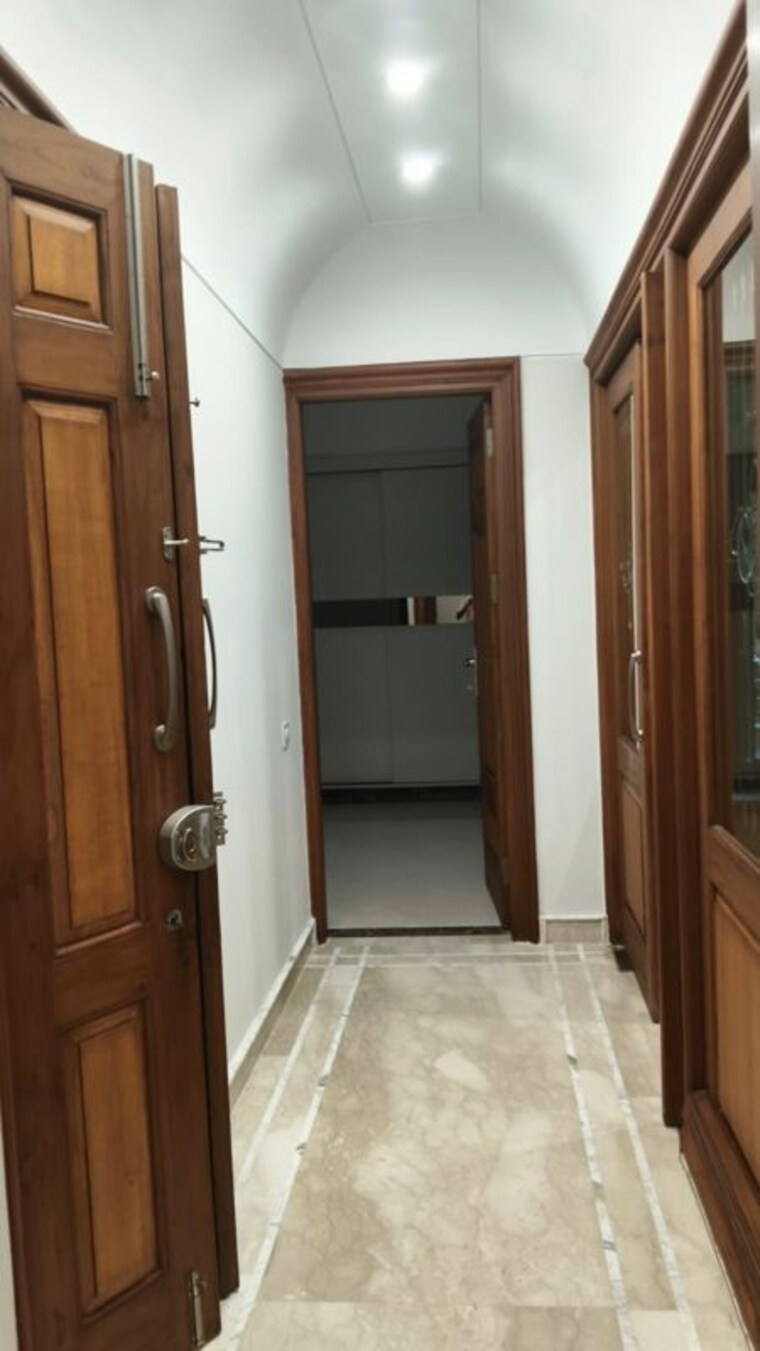 Room, neeti bagh 3 Bedroom 325 Sq.Yd. Builder Floor In Neeti Bagh Delhi 10671210