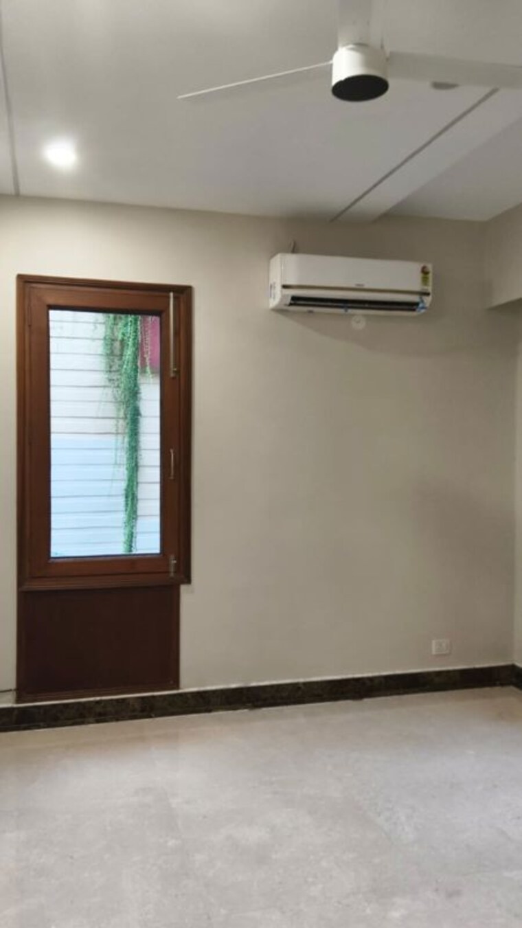 Room, neeti bagh 3 Bedroom 325 Sq.Yd. Builder Floor In Neeti Bagh Delhi 10671210