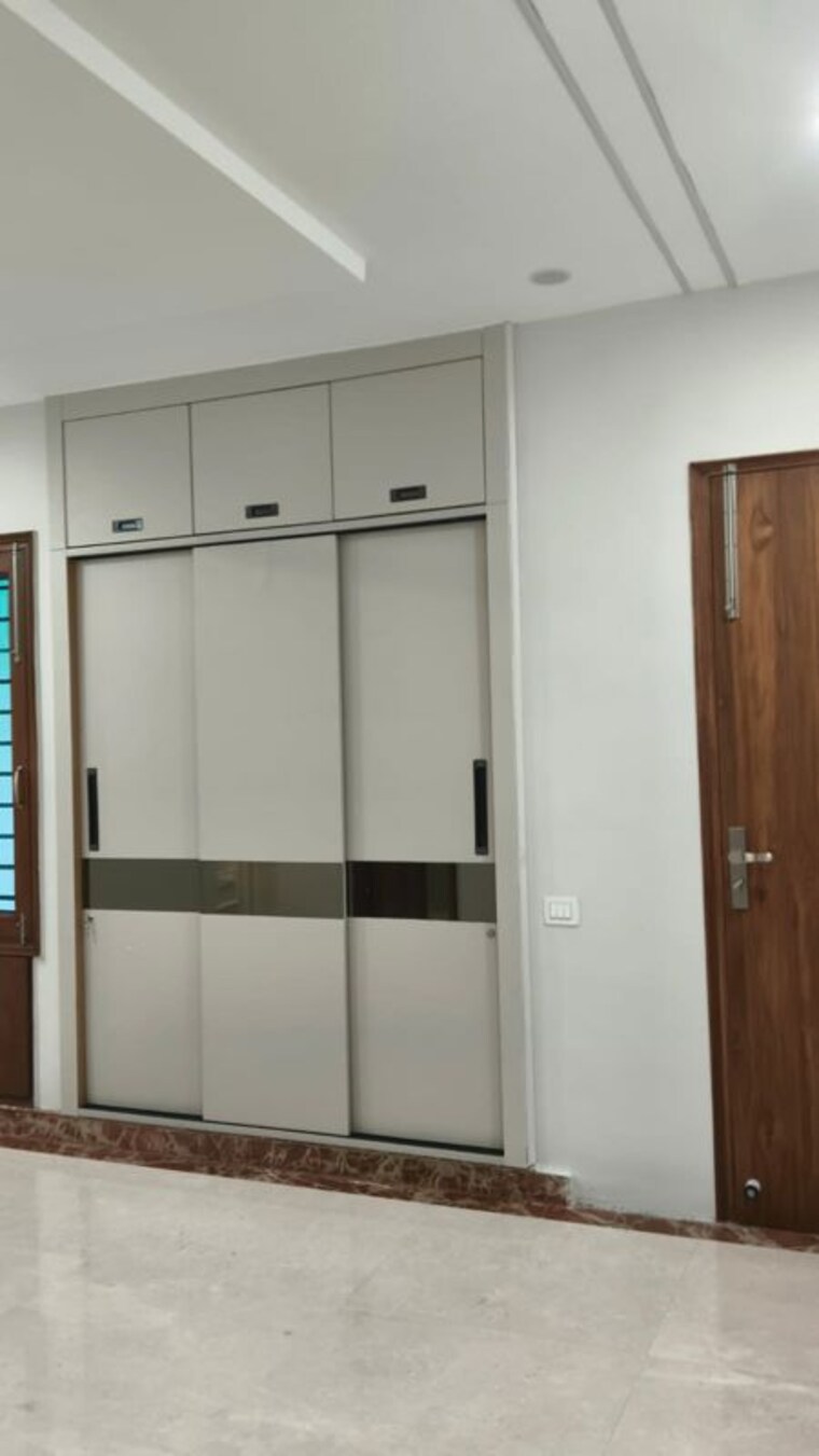 Room, neeti bagh 3 Bedroom 325 Sq.Yd. Builder Floor In Neeti Bagh Delhi 10671210