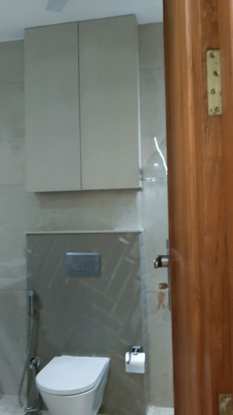 Bathroom, neeti bagh 3 Bedroom 325 Sq.Yd. Builder Floor In Neeti Bagh Delhi 10671210