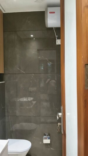 Furnished Amenities in 3 BHK Builder Floor at Neeti Bagh – for Rent