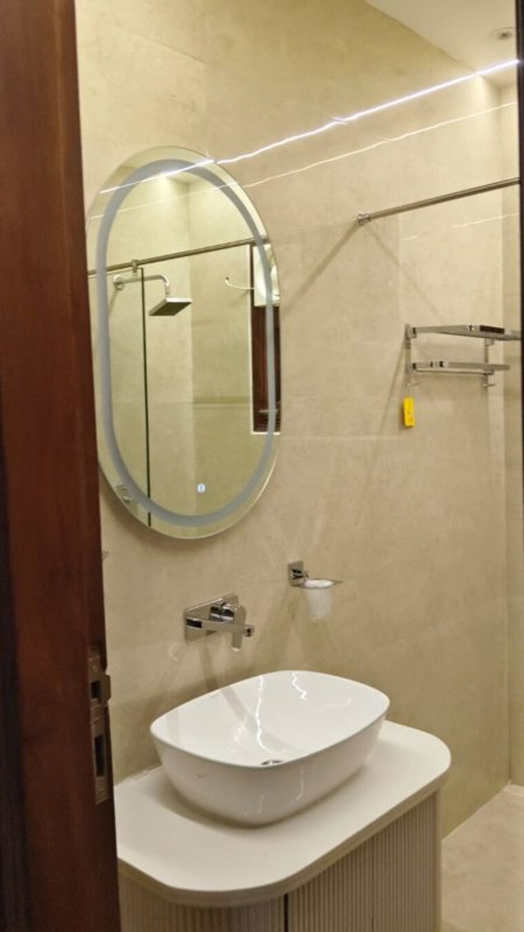 Bathroom, neeti bagh 3 Bedroom 325 Sq.Yd. Builder Floor In Neeti Bagh Delhi 10671210