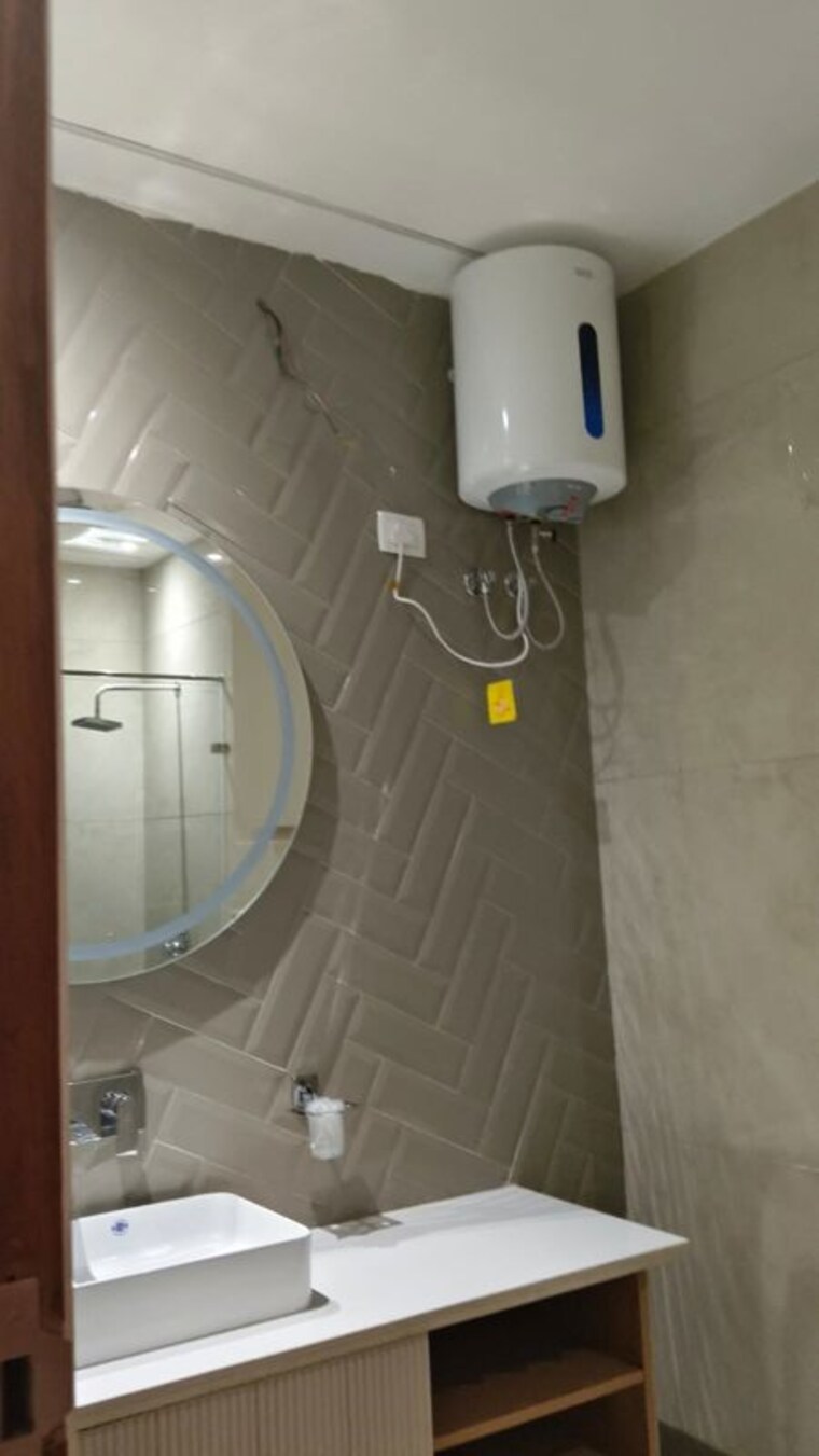 Bathroom, neeti bagh 3 Bedroom 325 Sq.Yd. Builder Floor In Neeti Bagh Delhi 10671210