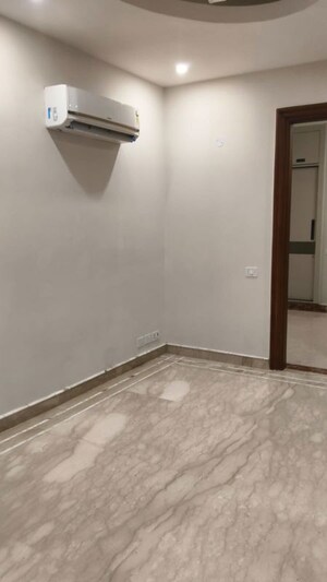 Room in 3 BHK Builder Floor at Neeti Bagh – for Rent